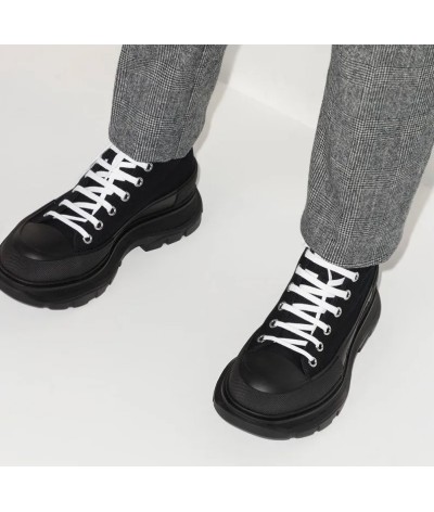Alexander McQueen Tread Slick: Caratteristiche, Design e Stile delle Sneakers Iconiche | DripHouse