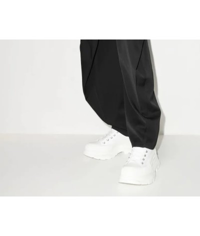 Alexander McQueen Tread Slick: Caratteristiche, Design e Stile delle Sneakers Iconiche | DripHouse